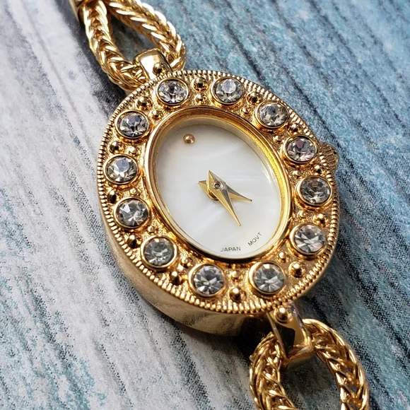 Avon Analog watch. - Picture 4 of 15